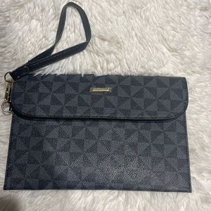 😍😍Big Gray Wristlet Checkers! Great Condition😍😍